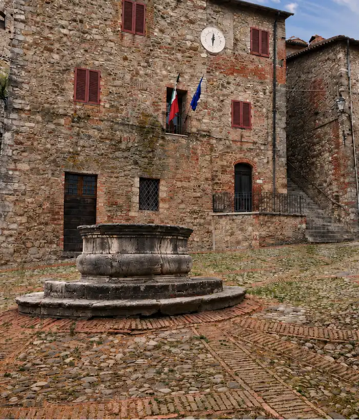 Cosa visitare a Castiglione d'Orcia Piazza Il Vecchietta